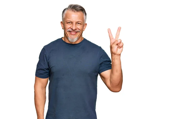 Hombre Pelo Gris Mediana Edad Vistiendo Ropa Casual Mostrando Señalando —  Fotos de Stock