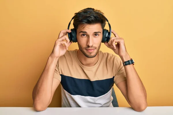 Jovem Homem Bonito Ouvindo Música Usando Fones Ouvido Relaxado Com — Fotografia de Stock