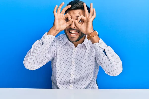 Homem Hispânico Bonito Vestindo Roupas Negócios Sentado Mesa Fazendo Gesto — Fotografia de Stock