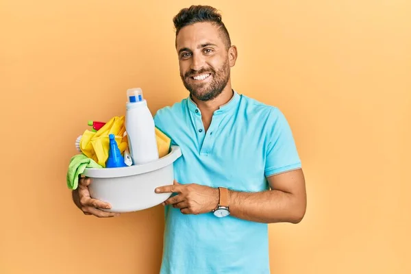 Homem Bonito Com Barba Segurando Produtos Limpeza Olhando Positivo Feliz — Fotografia de Stock