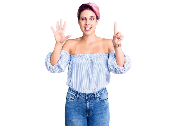 Joven Hermosa Mujer Con Pelo Rosa Con Ropa Casual Mostrando — Foto de Stock