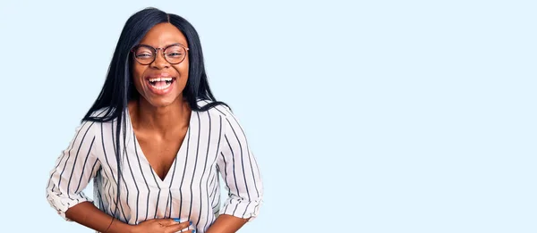 Genç Afrikalı Amerikalı Kadın Günlük Kıyafetler Gözlük Takıyor Gülümsüyor Kahkahalarla — Stok fotoğraf