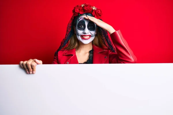 Mujer Vistiendo Día Del Disfraz Muerto Sosteniendo Banner Vacío Blanco — Foto de Stock