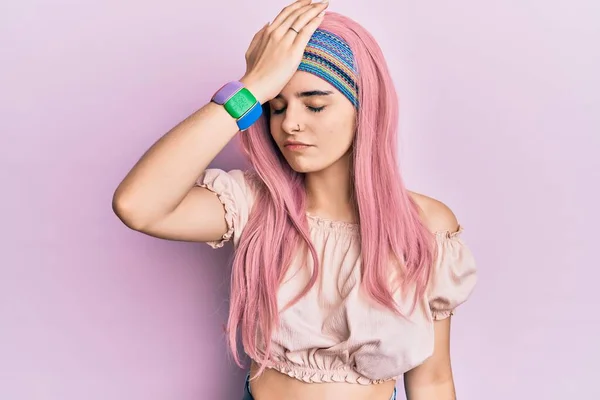 Menina Hispânica Jovem Com Cabelo Rosa Surpreso Com Mão Cabeça — Fotografia de Stock