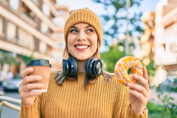 Jonge Blonde Vrouw Met Een Koptelefoon Ontbijten Stad — Stockfoto