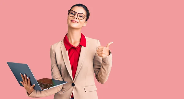 Joven Hermosa Mujer Sosteniendo Portátil Sonriendo Feliz Positivo Pulgar Hacia —  Fotos de Stock