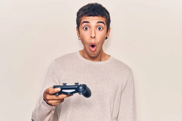 Young African Amercian Man Playing Video Game Holding Controller Scared — Stock Photo, Image