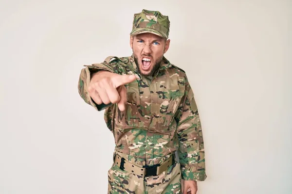 Jovem Caucasiano Vestindo Uniforme Exército Camuflagem Apontando Descontente Frustrado Para — Fotografia de Stock