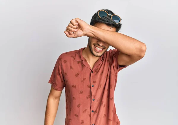 Mladý Pohledný Muž Neformálním Letním Oblečení Zakrývajícím Oči Veselým Legračním — Stock fotografie