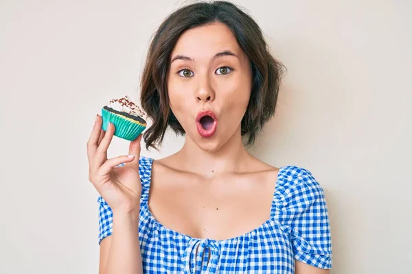 Jeune Belle Femme Tenant Cupcake Effrayé Étonné Avec Bouche Ouverte — Photo