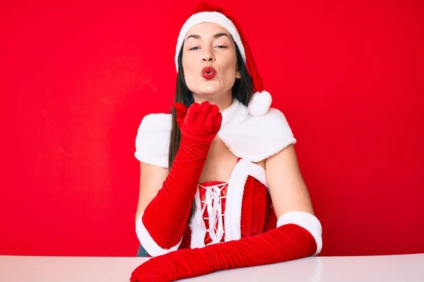 Молодая Белая Женщина Костюме Санта Клауса Смотрящая Камеру Целуя Рукой — стоковое фото