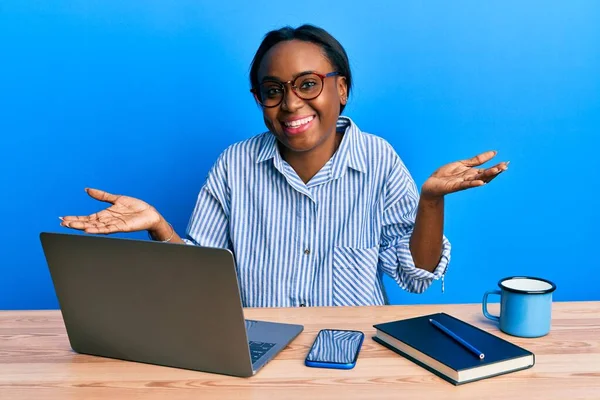 Jovem Mulher Africana Trabalhando Escritório Vestindo Óculos Celebrando Realização Com — Fotografia de Stock