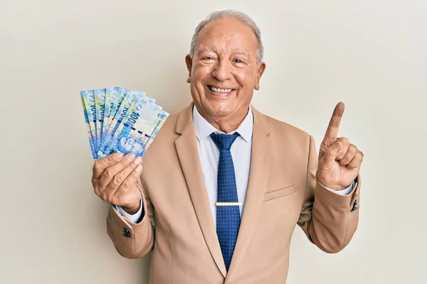 Hombre Caucásico Mayor Sosteniendo Billetes Sudafricanos Rand Sonriendo Con Una —  Fotos de Stock