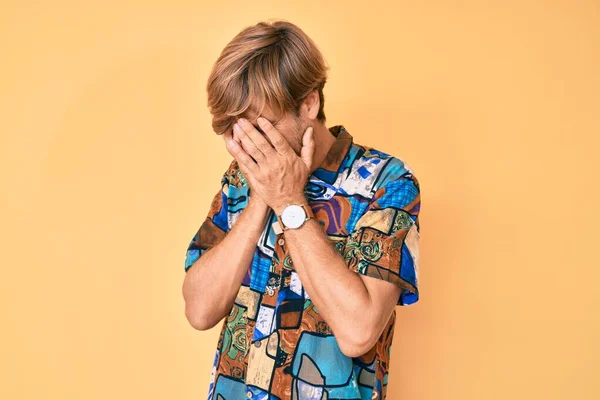 Joven Hombre Rubio Con Camisa Verano Con Expresión Triste Cubriendo — Foto de Stock