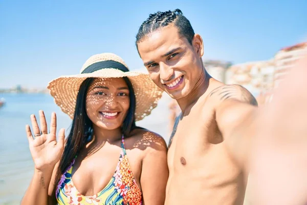 Joven Pareja Latina Sonriendo Feliz Haciendo Selfie Por Cámara Playa — Foto de Stock