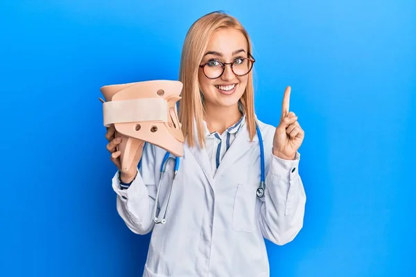 Beautiful Caucasian Doctor Woman Holding Cervical Neck Collar Smiling Idea — Stock Photo, Image
