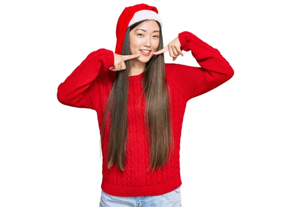 Jovem Chinesa Vestindo Chapéu Natal Sorrindo Alegre Mostrando Apontando Com — Fotografia de Stock