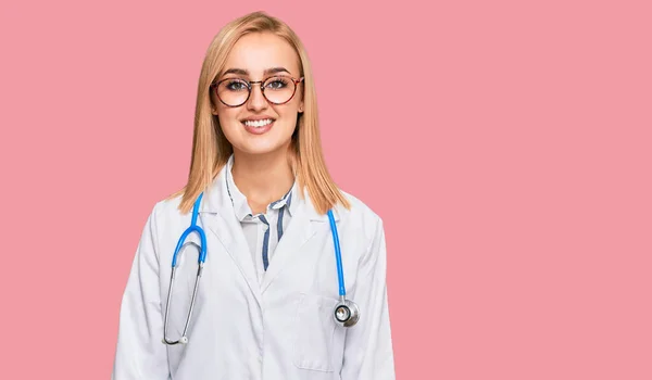 Beautiful Caucasian Woman Wearing Doctor Uniform Stethoscope Happy Cool Smile — Stok fotoğraf