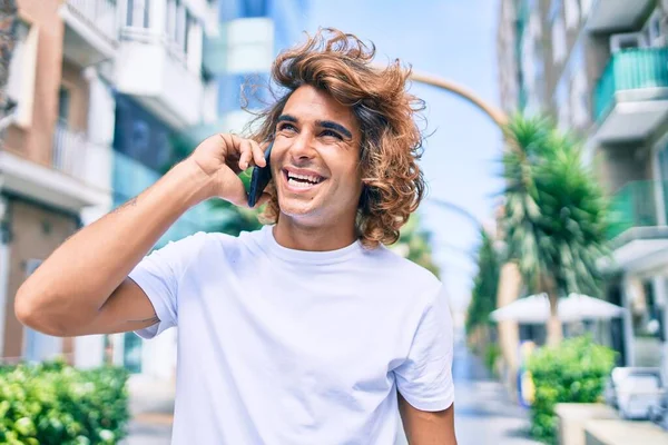 Joven Hombre Hispano Conversando Smartphone Calle Ciudad — Foto de Stock