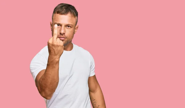 Handsome Muscle Man Wearing Casual White Tshirt Showing Middle Finger — Foto Stock