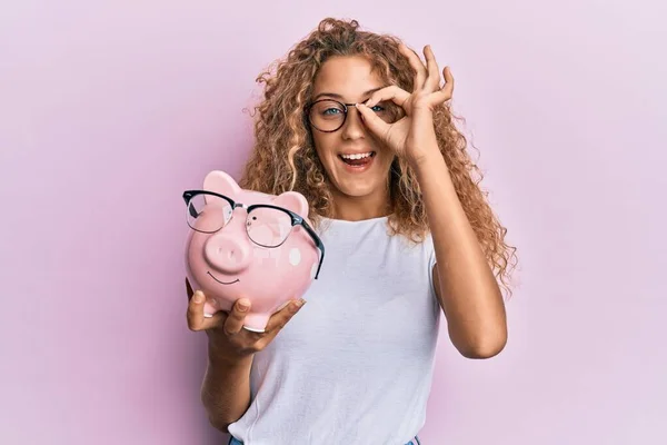 Vacker Kaukasiska Tonåring Flicka Håller Spargris Bank Med Glasögon Ler — Stockfoto