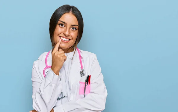 Güzel Spanyol Kadın Doktor Üniforması Steteskop Giyiyor Kameraya Kendinden Emin — Stok fotoğraf