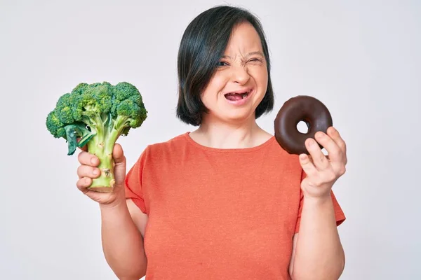 Brunette Woman Syndrome Holding Broccoli Chocolate Donut Winking Looking Camera — 图库照片