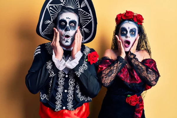 Young Couple Wearing Mexican Day Dead Costume Yellow Afraid Shocked — Stock Photo, Image