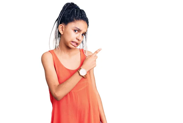 Söt Afrikansk Amerikansk Flicka Bär Casual Kläder Pekar Sidan Orolig — Stockfoto