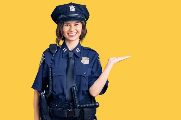 Молода Красива Дівчина Поліцейській Формі Усміхнений Веселий Подарунок Вказує Долонею — стокове фото