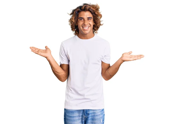 Gündelik Beyaz Tişört Giyen Genç Spanyol Adam Gülümseyerek Avuçlarını Açıyor — Stok fotoğraf