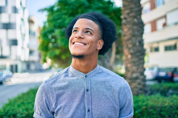 Молодий Афроамериканець Усміхається Радісній Прогулянці Місту — стокове фото