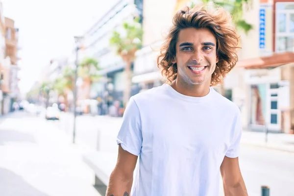 Jovem Homem Hispânico Bonito Sorrindo Feliz Andando Rua Cidade — Fotografia de Stock