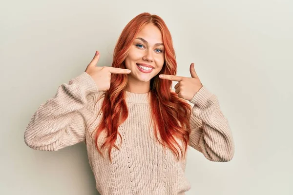 Ung Vakker Rødhåret Kvinne Med Avslappet Vintergenser Som Smiler Glad – stockfoto