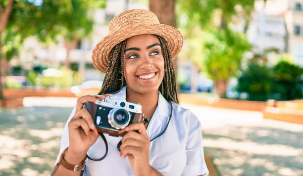 Wanita Muda Afrika Amerika Dengan Kepang Tersenyum Bahagia Mengambil Gambar — Stok Foto