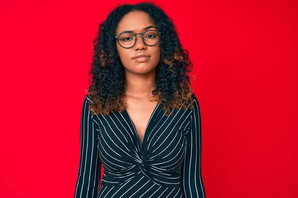 Mujer Afroamericana Joven Con Ropa Casual Gafas Con Expresión Seria — Foto de Stock