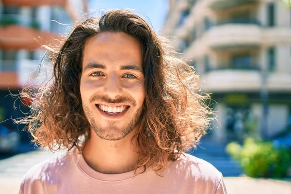 Joven Hombre Hispano Sonriendo Feliz Mirando Cámara Ciudad — Foto de Stock