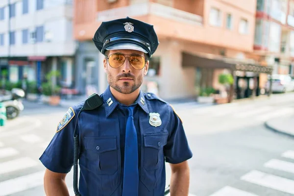 Молодий Красивий Іспаномовний Поліцейський Поліцейській Формі Стоїть Серйозним Виразом Міській — стокове фото