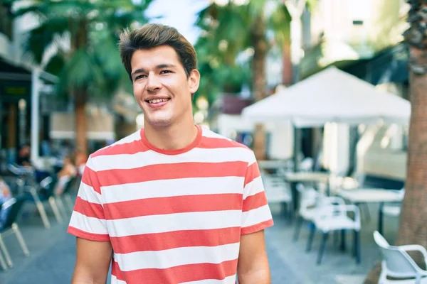 Jovem Caucasiano Sorrindo — Fotografia de Stock