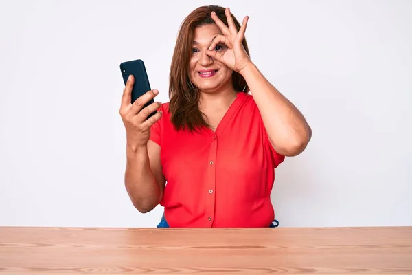 Brünette Spanierin Mittleren Alters Mit Smartphone Auf Dem Tisch Sitzend — Stockfoto