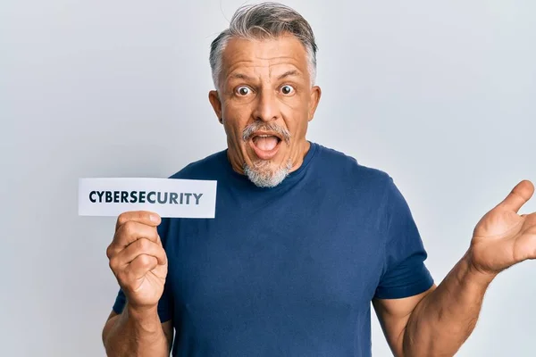 Homem Cabelos Grisalhos Meia Idade Segurando Papel Palavra Segurança Cibernética — Fotografia de Stock
