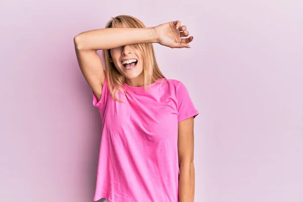 Mooie Blonde Vrouw Draagt Casual Roze Tshirt Bedekken Ogen Met — Stockfoto