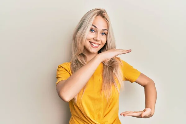 Vacker Kaukasiska Blond Flicka Bär Casual Tshirt Gest Med Händerna — Stockfoto