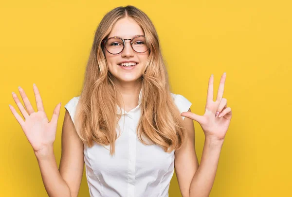 Vacker Ung Kaukasiska Flicka Bär Casual Kläder Och Glasögon Som — Stockfoto