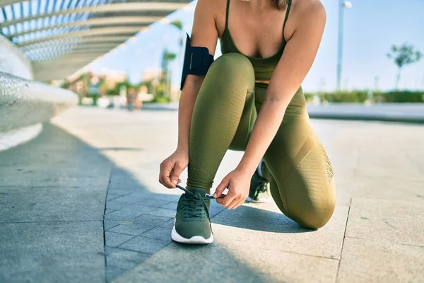 Deportiva Con Ropa Deportiva Atándose Los Cordones Los Zapatos Ciudad — Foto de Stock