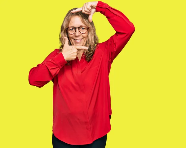 Middelbare Leeftijd Blonde Vrouw Dragen Casual Shirt Rode Achtergrond Glimlachen — Stockfoto