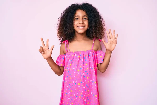 Afroamerikanisches Kind Mit Lockigem Haar Trägt Lässiges Kleid Und Zeigt — Stockfoto