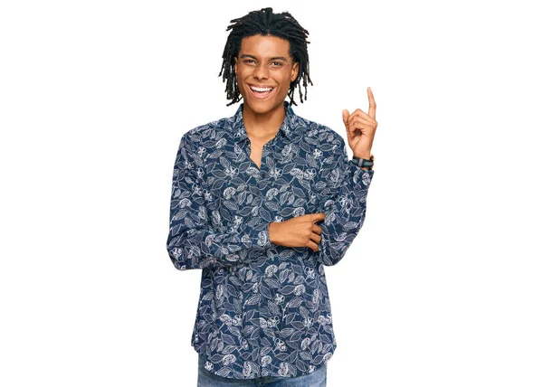 Jovem Afro Americano Vestindo Camisa Dos Anos Sorrindo Feliz Apontando — Fotografia de Stock