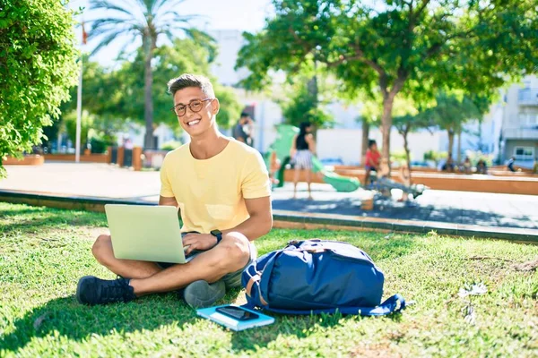 Joven Estudiante Hispano Sonriendo Feliz Usando Portátil Sentado Césped Campus — Foto de Stock