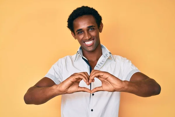 Afroamerykanin Przystojny Mężczyzna Luźnej Koszuli Uśmiecha Się Miłości Pokazując Symbol — Zdjęcie stockowe